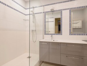 Shower, hair dryer, bidet, towels - 2 BEDROOM FLAT NEAR EIFFEL TOWER 110 sqm (Paris)