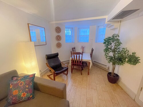 Private-Entrance 1BR in Crown Heights, Near the Train