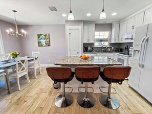 Fridge, microwave, oven, stovetop - 🐾🌞Lakefront 4BR Home w/ Private Pool | Pet Friendly | Jamaican Lakes 22 (Panama City Beach)