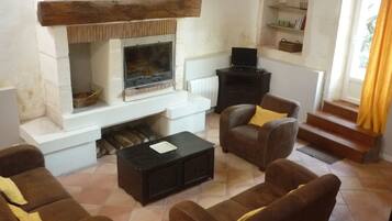 Fernseher, Kamin, DVD-Player