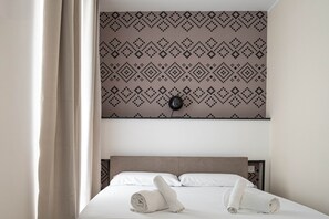 Room - Deluxe Suite Iglesias: Lift, A/C, Chef's Kitchen & 24/7 Smart Access, Easy Park (Iglesias)