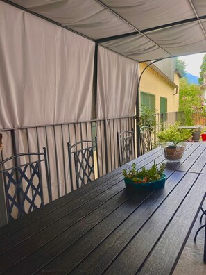 Outdoor dining - Large cozy house with 5 rooms and beautiful garden 5 minutes from the lake (Colico)