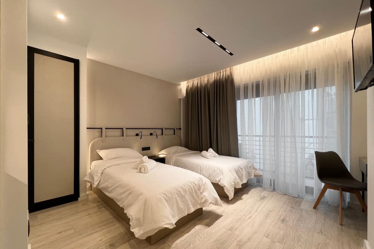 Phòng đôi hoặc 2 giường đơn Deluxe | Két bảo mật tại phòng, khu vực làm việc phù hợp cho laptop 