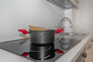 Fridge, microwave, oven, stovetop - Apartment 'Bright Suite '44' Cosy and Central' with Wi-Fi and Air Conditioning (Milano)