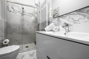 Shower, hair dryer, towels - Apartment 'Bright Suite '44' Cosy and Central' with Wi-Fi and Air Conditioning (Milano)
