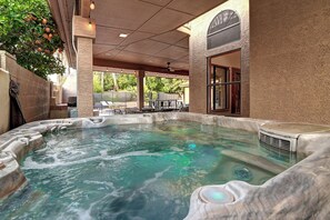 Outdoor spa tub - Entertainers Dream in Scottsdale w/Pool, Hot Tub, Game Room, EV Charger! (Scottsdale)