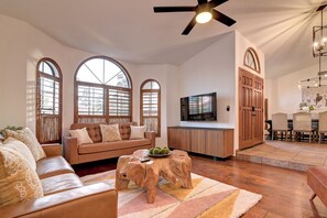 Smart TV, fireplace, ping pong - Entertainers Dream in Scottsdale w/Pool, Hot Tub, Game Room, EV Charger! (Scottsdale)