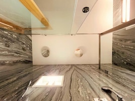 Habitación superior con 1 cama doble o 2 individuales, balcón, vistas al jardín | Baño | Bidé