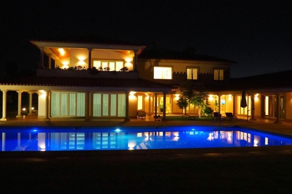 Seasonal outdoor pool, pool umbrellas, sun loungers