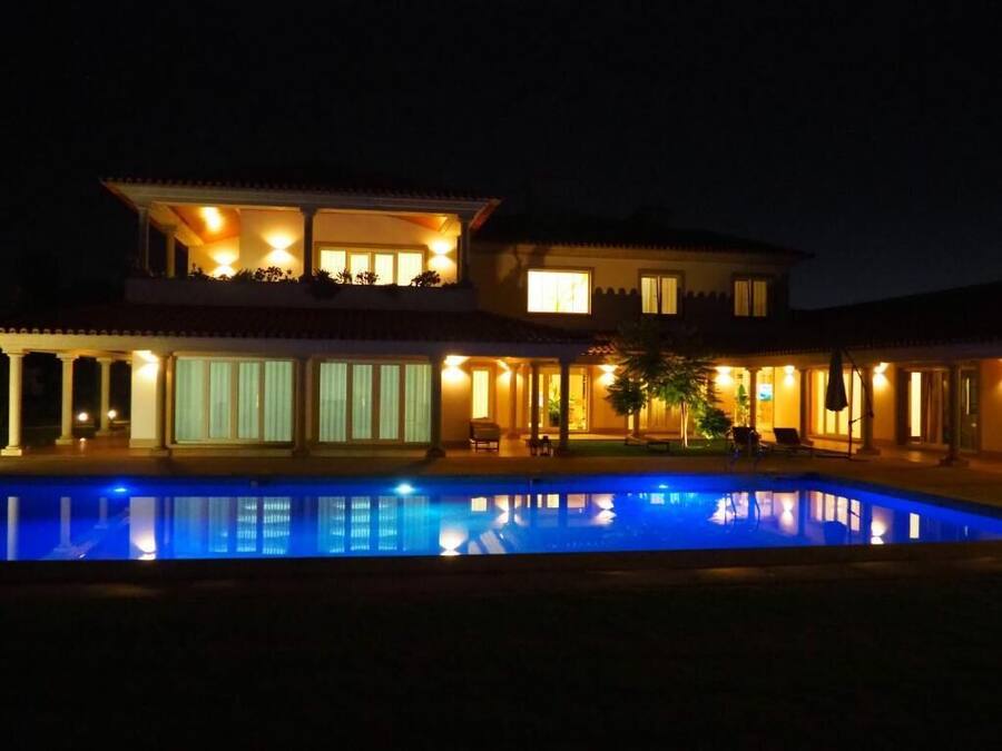 Piscina externa sazonal, guarda-sóis, espreguiçadeiras