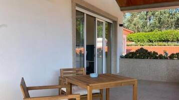 Deluxe-Suite, Balkon, Blick auf den Innenhof | Speisen im Freien