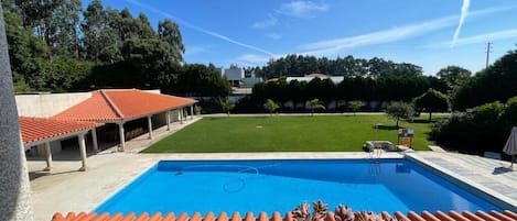 Sæsonbestemt udendørs pool, parasoller, liggestole
