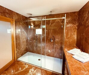 Phòng Suite dành cho gia đình, quang cảnh sân vườn | Phòng tắm