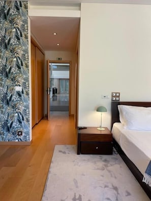 Sistema de insonorización, cunas gratuitas, wifi gratis y ropa de cama 