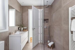 Hair dryer, towels, soap, shampoo - Luxury 250m² Gran Vía Penthouse with 2 Private Terraces & 360° Views (Madrid)