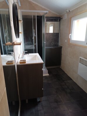 Shower, hair dryer, towels, toilet paper - House in marseillan plage (Marseillan)