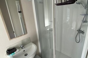 Shower - Palm Grove 133 - Golden Palm Resort (Skegness)