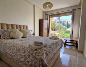 Tabla de planchar con plancha, wifi y ropa de cama 