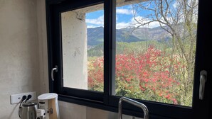 A kitchen with a coffee maker, a kettle, and a sink. - Gîte Métairie la Faurie in the heart of Drôme (Aurel)