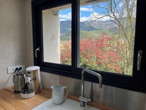 Eine Küche mit Kaffeemaschine, Wasserkocher und Spüle.