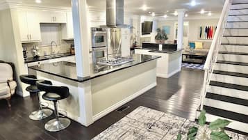 Apartment, Multiple Beds, Patio (LB Peninsula) | Private kitchen