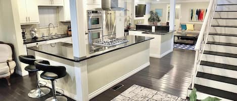 Apartment, Multiple Beds, Patio (LB Peninsula) | Private kitchen