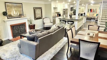Apartment, Multiple Beds, Patio (LB Peninsula) | Living area