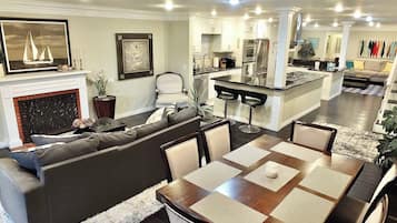 Apartment, Multiple Beds, Patio (LB Peninsula) | Interior
