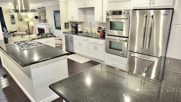 Apartment, Multiple Beds, Patio (LB Peninsula) | Private kitchen