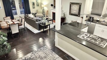 Apartment, Multiple Beds, Patio (LB Peninsula) | Interior