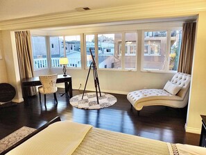 Appartement, plusieurs lits, patio (LB Peninsula) | 3 chambres, décoration personnalisée, ameublement personnalisé, bureau