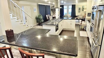 Apartment, Multiple Beds, Patio (LB Peninsula) | Private kitchen