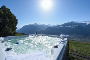 Outdoor spa tub - Luxury chalet with sauna and jacuzzi. 180 degrees view over the Rhone valley (Crans-Montana)