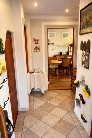 Dining - Struer Family House | 600m to Beach, Garden with Trampoline & Play Area (Struer)