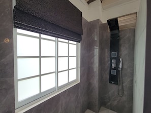 Douche, serviettes fournies, savon, papier de toilette