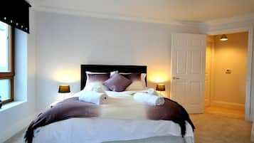 2 Schlafzimmer, individuell dekoriert, individuell eingerichtet