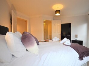 2 makuuhuonetta, yksilöllisesti sisustettu, yksilöllisesti kalustettu