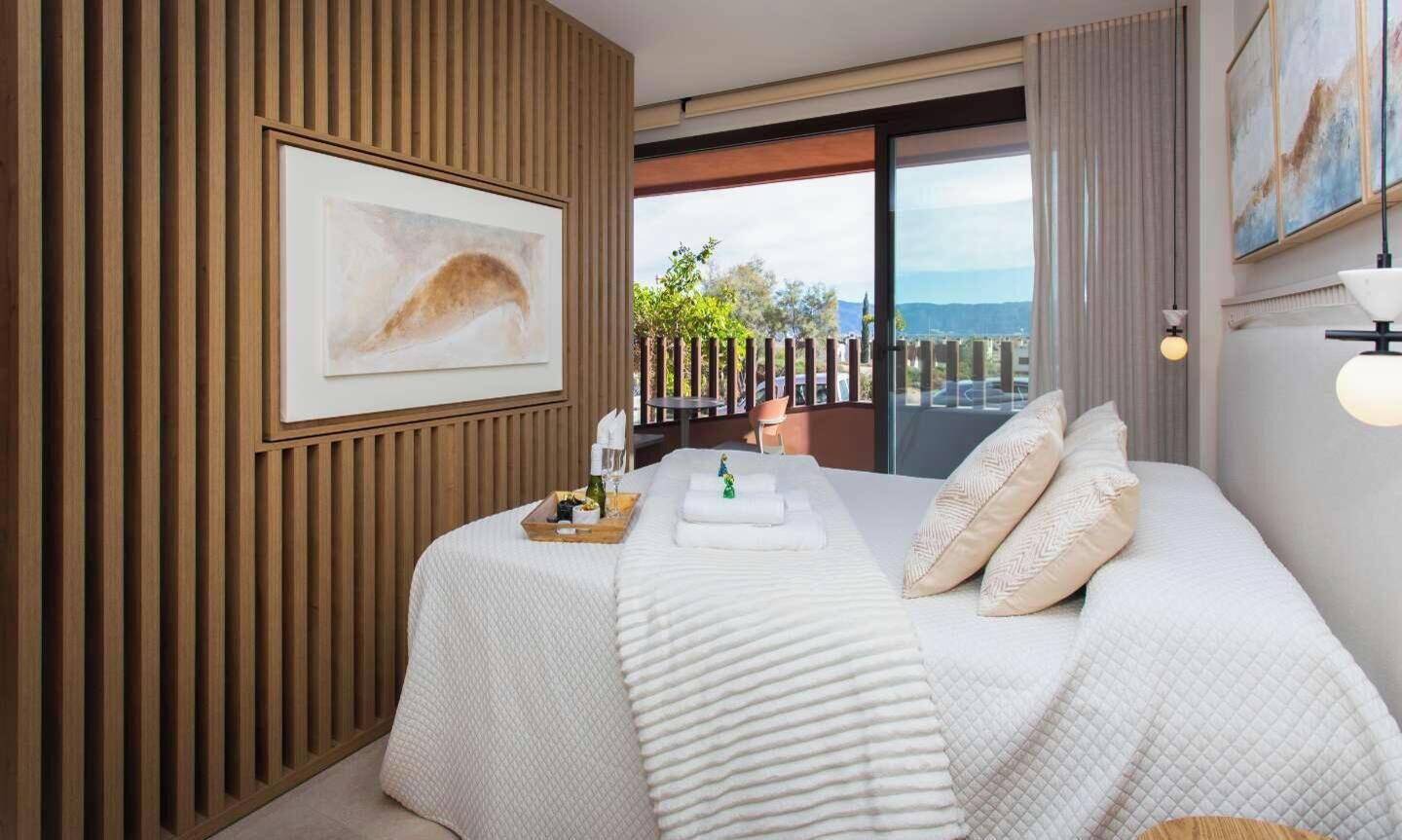 Desk, iron/ironing board, WiFi, bed sheets