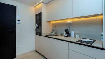 Een koelkast, een magnetron, een oven, een kookplaat