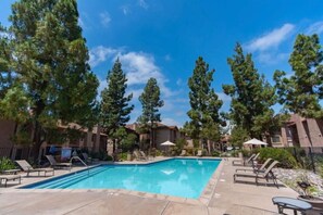 Outdoor pool - Cozy Casa - Executive Condo•Pool•Spa•Sauna•BBQ (San Diego)