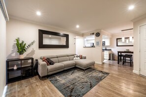 Smart TV - Cozy Casa - Executive Condo•Pool•Spa•Sauna•BBQ (San Diego)
