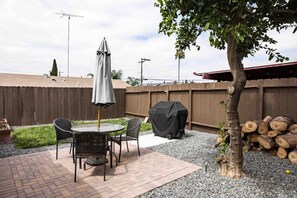 Outdoor dining - Cozy Casa | Mini Home for Travel Workers (El Cajon)