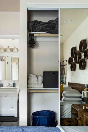 Desk, iron/ironing board, WiFi, bed sheets