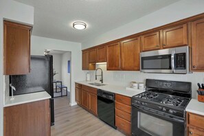 Kjøleskap, mikrobølgeovn, ovn og kokeplater