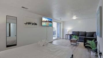 Desk, iron/ironing board, WiFi, bed sheets