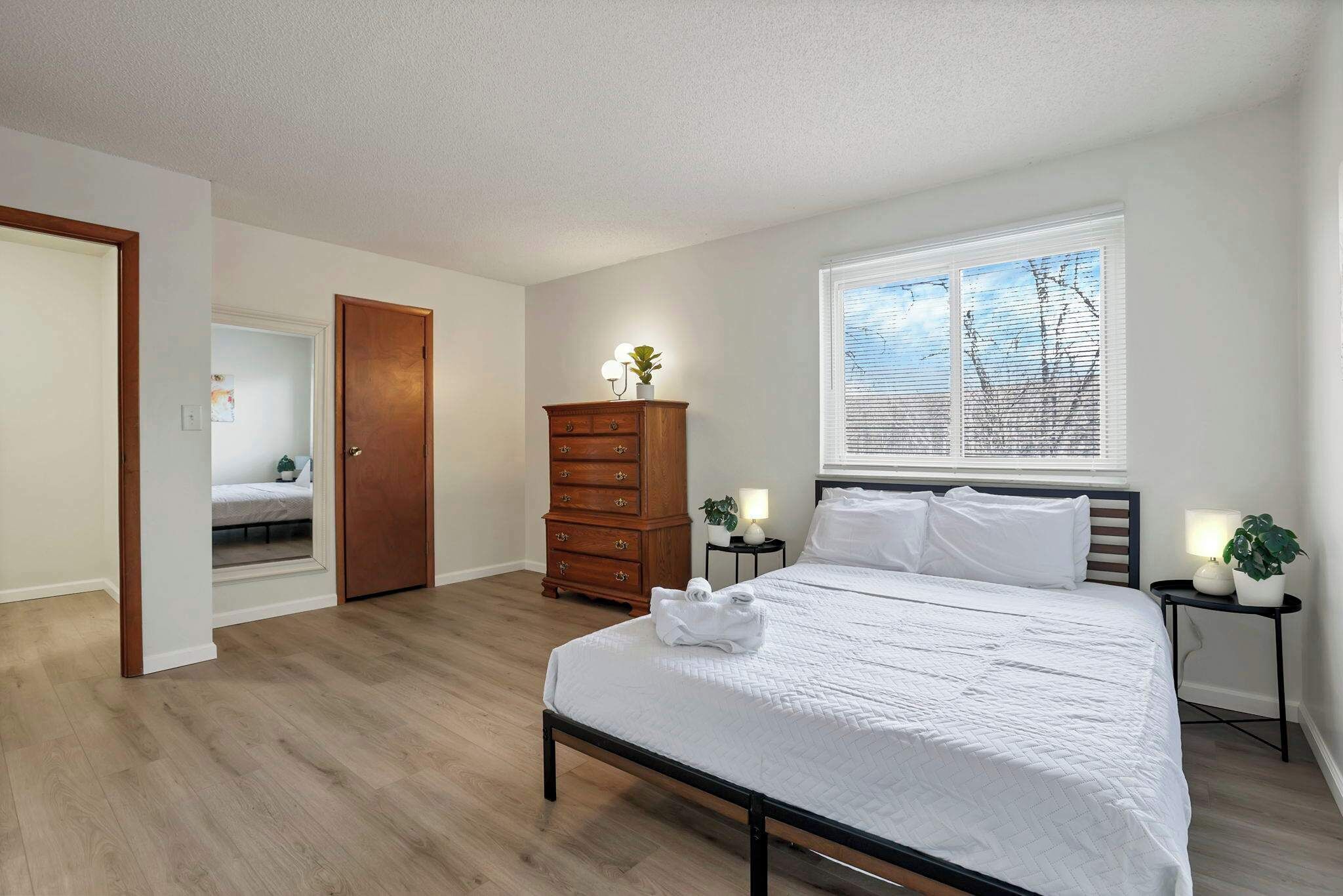 Desk, iron/ironing board, WiFi, bed sheets