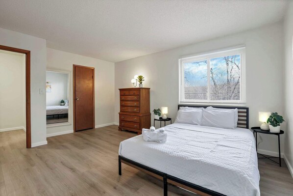 Skrivebord, strykejern/-brett, wi-fi og sengetøy