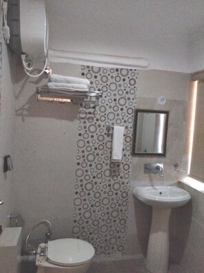 Superior Room | Bathroom | Free toiletries, towels, soap, shampoo - HOTEL CASA DOON (Dehradun)