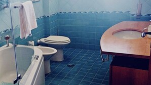 Ein Badezimmer mit Badewanne, Toilette und Waschbecken.