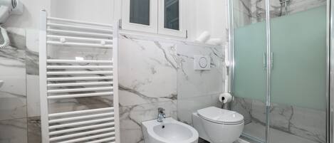 Dusche, Haartrockner, Handtücher